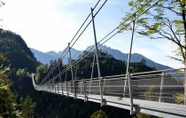 Gut gesichert - Die Hängebrücke highline179 findest Du in Reutte in Tirol. Sie ist 406 Meter lang und schwebt in einer Höhe von 114 Metern.  • © highline179